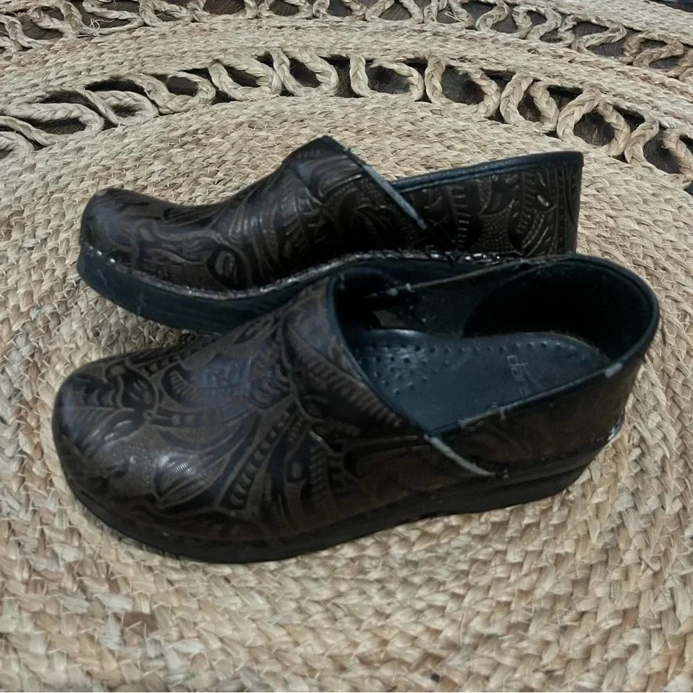 Dansko Professional Tooled Women’s Size 38 US 8 Brown Leather Clogs